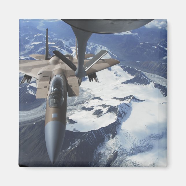 Imán Un avión F-15C Eagle se encuentra detrás de un KC- (Frente)