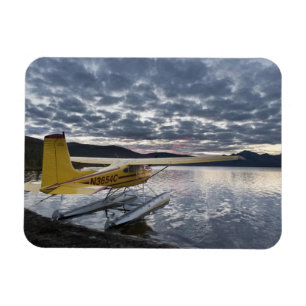 Imán Un avión flotante en el pintoresco lago Takahula