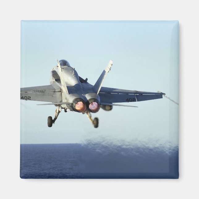 Imán Un avispón F/A-18C se lanza desde la cubierta de v (Frente)