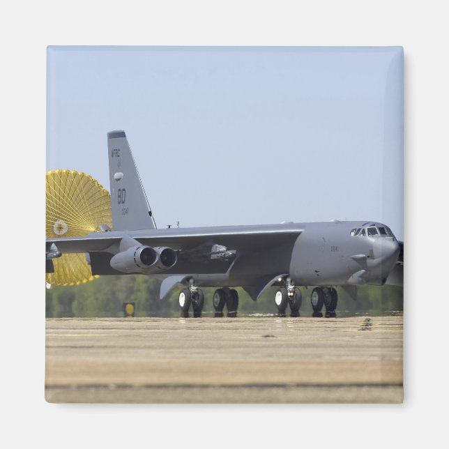 Imán Un B-52 Stratofortress despliega su tubo de arrast (Frente)