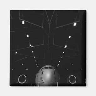 Imán Un C-17 Globemaster III sentado en un hangar