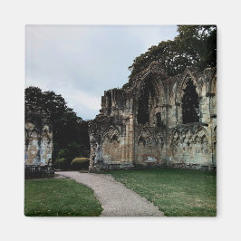 Imán Un camino a través de las ruinas