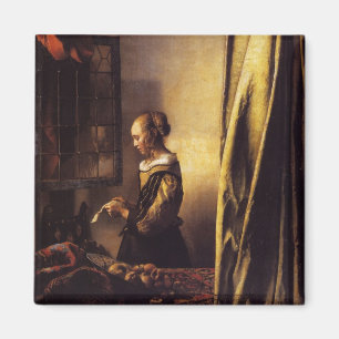 Imán Un chica que lee una letra en una ventana abierta