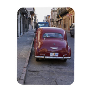 Imán Un clásico Peugeot rojo antiguo estacionado en una