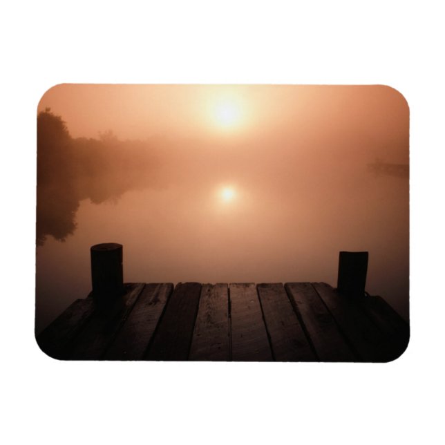 Imán Un espigón de madera en el lago al atardecer | Nue (Horizontal)