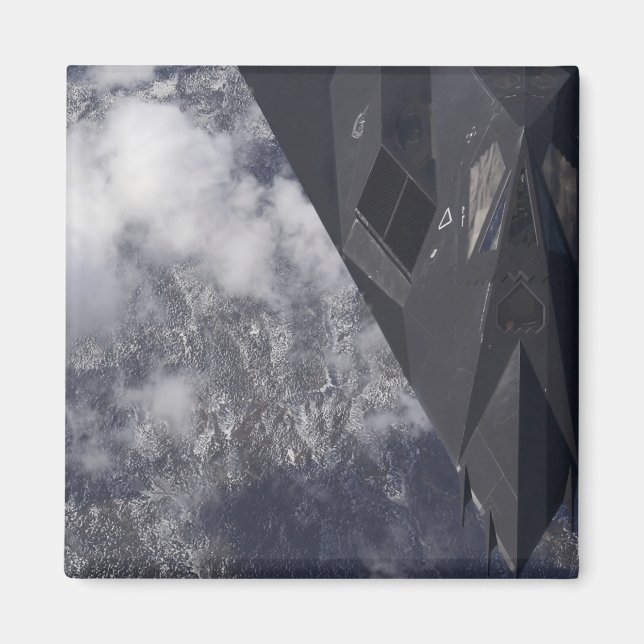 Imán Un F-117A Nighthawk vuela alto sobre la montaña (Frente)