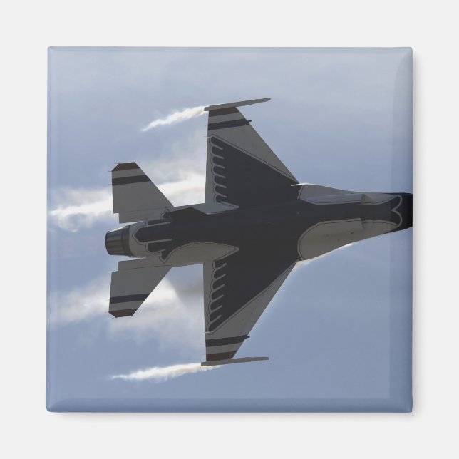 Imán Un F-16 Fighting Falcon provoca altos G (Frente)