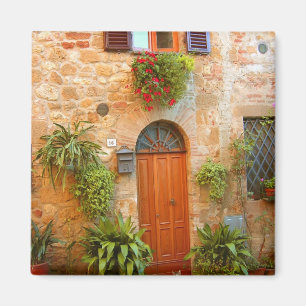 Imán Un gato busca entrada a casa en Pienza, Italia.