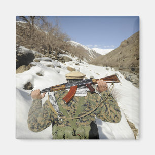 Imán Un guardia de Mujahadeen camina con el membe de