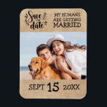 Imán Un guión moderno matrimonio de fotos de pareja sal<br><div class="desc">Mascota Rústico de Perro 1 Foto Boda Personalizada Salven imanes de fecha | Boda única Guardar los imanes de fecha con una imagen | "Mis Seres Humanos Se Están Casando" Divertidos Redes De Bodas Que Redactan Ideas Para Los Amantes Del Perro |</div>