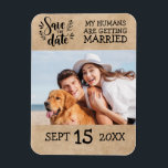 Imán Un guión moderno matrimonio de fotos de pareja sal<br><div class="desc">Mascota Rústico de Perro 1 Foto Boda Personalizada Salven imanes de fecha | Boda única Guardar los imanes de fecha con una imagen | "Mis Seres Humanos Se Están Casando" Divertidos Redes De Bodas Que Redactan Ideas Para Los Amantes Del Perro |</div>