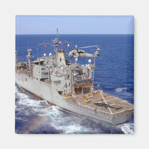 Imán Un helicóptero despeja la cubierta de vuelo