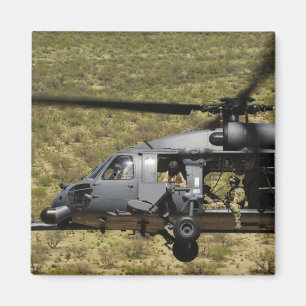 Imán Un HH-60 pavimenta el halcón vuela sobre el