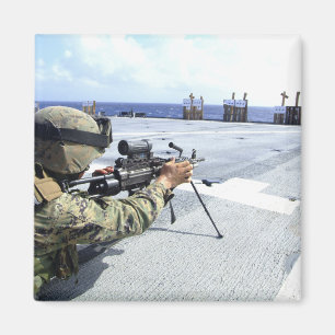 Imán Un infante de marina estadounidense ajustando su a