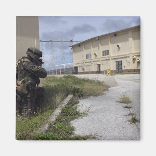 Imán Un infante de marina fija seguridad