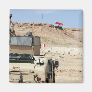 Imán Un instructor observa como un soldado del ejército