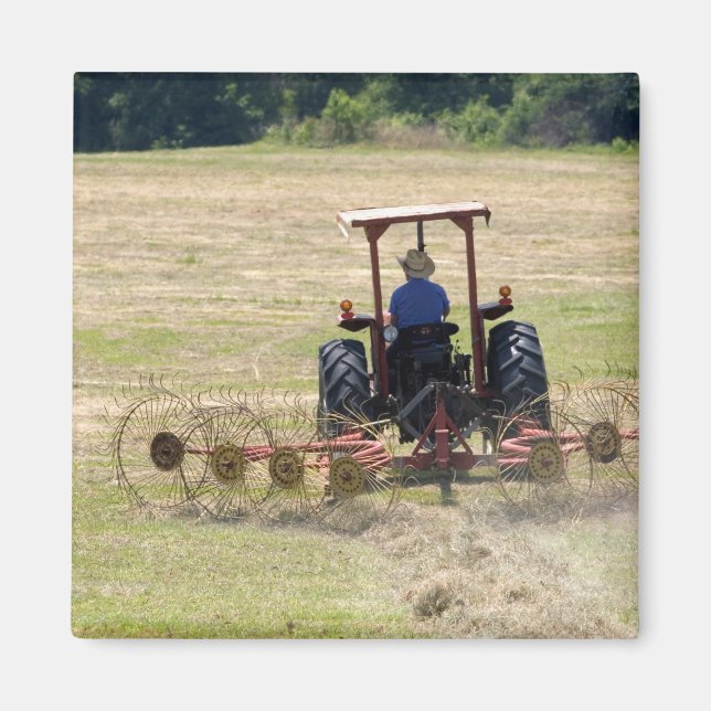 Imán Un joven muchacho conduciendo un tractor cosechand (Frente)