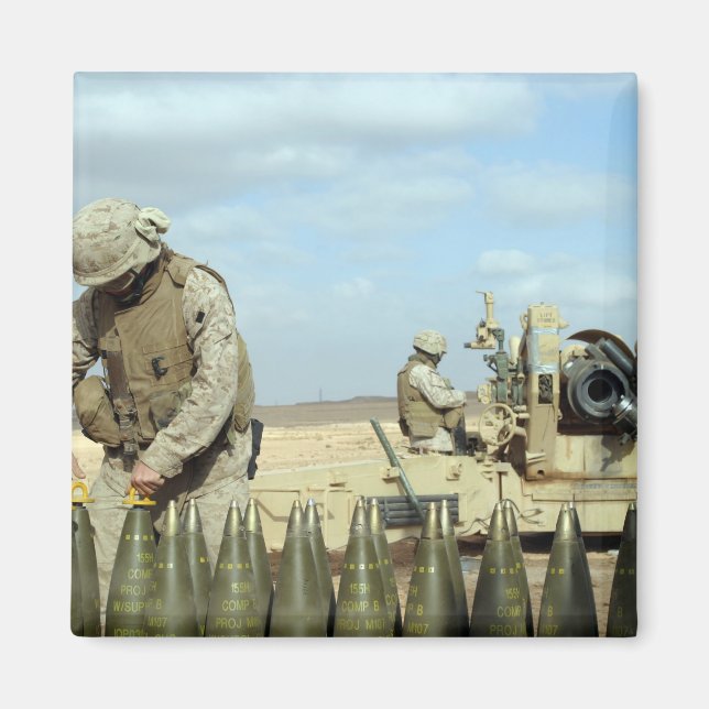 Imán Un marine de los Estados Unidos prepara proyectile (Frente)