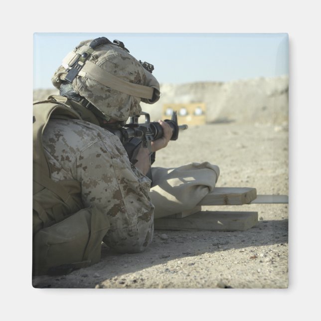 Imán Un marine dispara un rifle de servicio M16A2 (Frente)