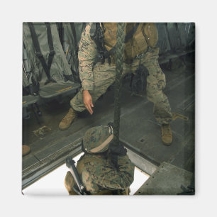 Imán Un marine envía a un compañero al infierno.