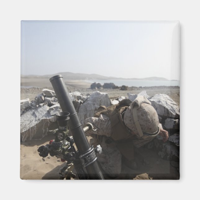 Imán Un marine estadounidense dispara un mortero en Sal (Frente)