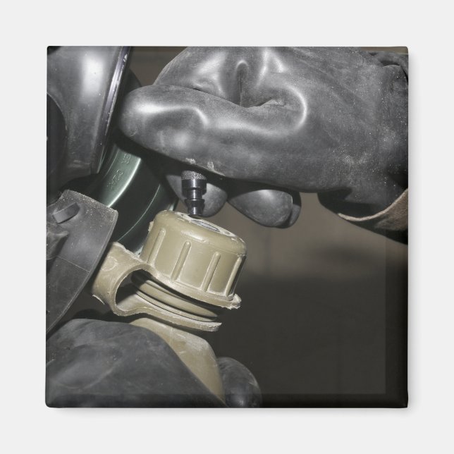 Imán Un marine inserta un tubo de bebida en su cante (Frente)