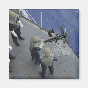 Imán Un marinero de los E.E.U.U. enciende 50 un calibre