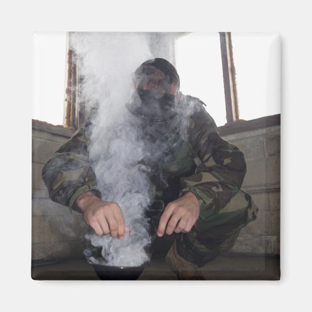 Imán Un marino llena la cámara de gas con más gas CS (Frente)