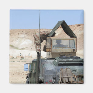 Imán Un más soldiier da instrucciones a un soldado