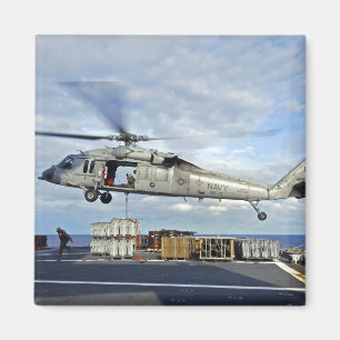 Imán Un MH-60S Seahawk se prepara para entregar