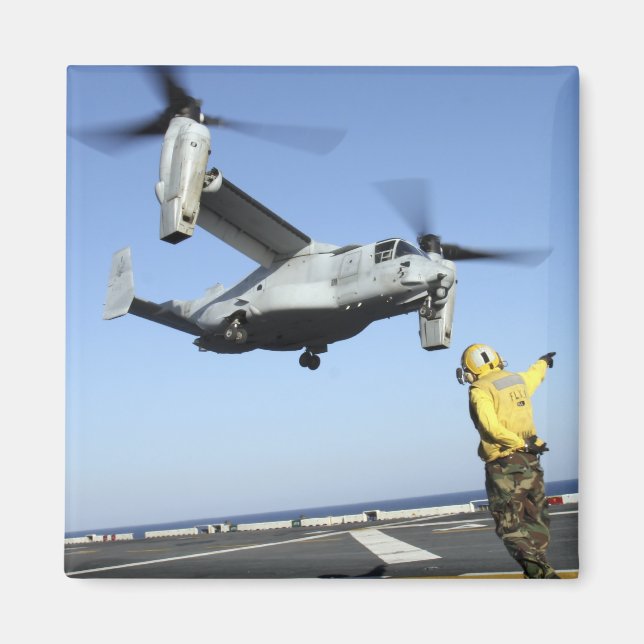 Imán Un MV-22 Osprey lanza desde el USS Nassau (Frente)