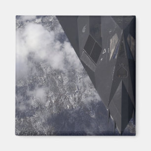 Imán Un Nighthawk de F-117A vuela arriba sobre el