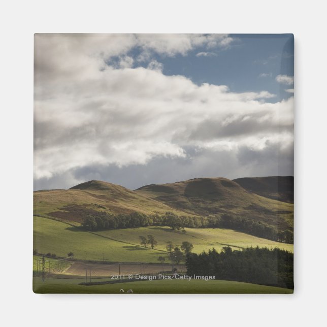 Imán Un Paisaje Con Colinas Y Nubes En La Parte Superio (Frente)