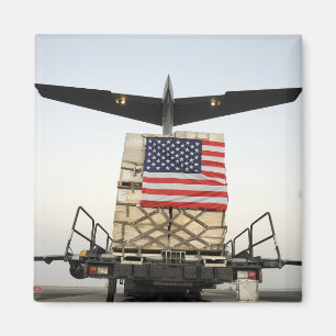 Imán Un pallet que contiene suministros de socorro huma