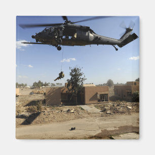 Imán Un pararescueman rappels de un HH-60 2