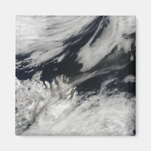 Imán Un penacho gris pálido de la ceniza sopla de la