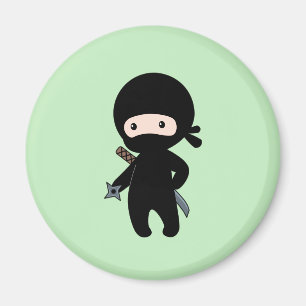 Imán Un pequeño Ninja sostiene una estrella arrogante e
