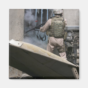 Imán Un policía militar utiliza una violación alreded