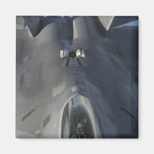 Imán Un rapaz F-22 se traslada a la posición para