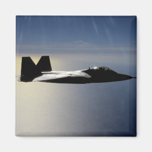 Imán Un rapaz F/A-22 vuela una misión de entrenamiento