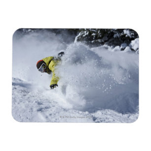 Imán Un snowboarder rasga vueltas untracked del polvo