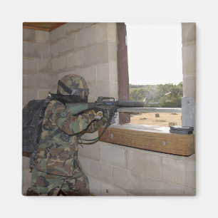 Imán Un soldado actúa como fuerza de la oposición