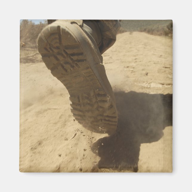 Imán Un soldado estadounidense camina por un camino de  (Frente)