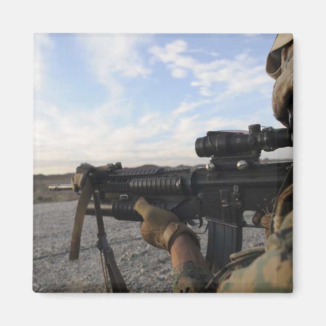 Imán Un soldado mira para disparar contra un objetivo (Frente)