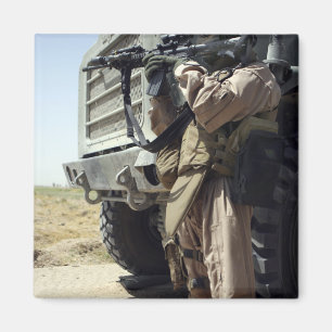 Imán Un soldado proporciona la seguridad para los