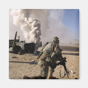 Imán Un soldado reacciona a explos controlados