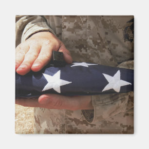 Imán Un soldado sostiene la bandera de Estados Unidos