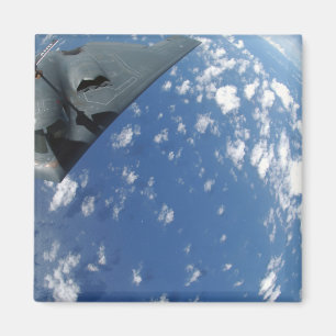 Imán Un Stratotanker KC-135 reabastece un Espíritu B-2