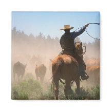 Un vaquero trabajando con el rebaño en una conducc