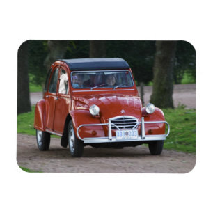 Imán Un viejo Citroen 2CV rojo con una mujer sonriente